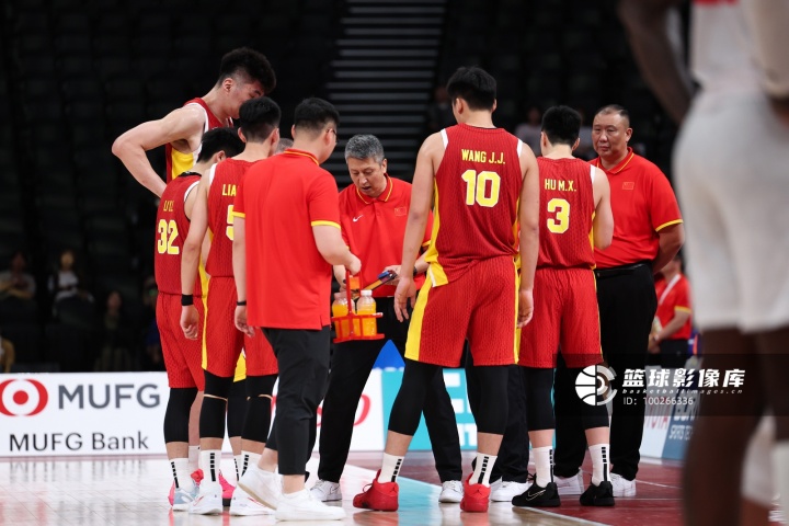 媒体人：沙特只是体型稍微正常一点的球队 中国男篮的防守太软了