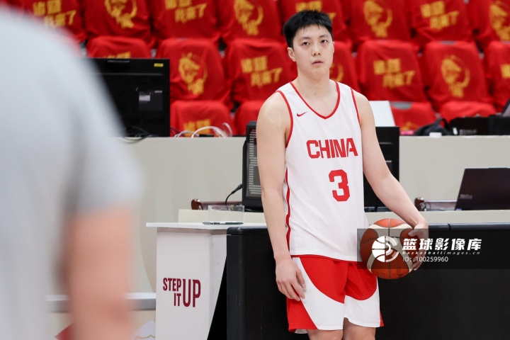 半决赛11分4助1帽！“中国男篮队长胡明轩赛后发声”登顶热搜